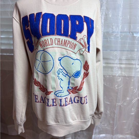 Peanuts Snoopy Beagle League Crewneck Sweatshirt Unisex M, and Snoopy Plush Toy - Picture 3 of 14